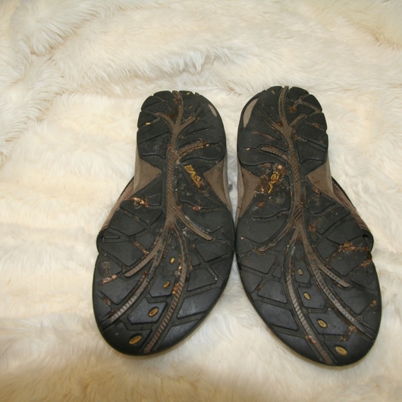 Teva size 9 brown flip flops sandals - Picture 4 of 4